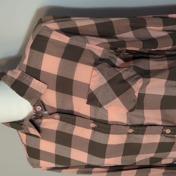 EUC Checkered Button-Down - Picture 5 of 8